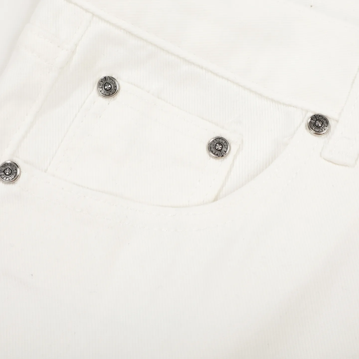 P280 Chrome Hearts/Chrome Hearts 25FW CH top denim large cross leather jeans (white) Chrome Hearts white cow king jeans Chrome Hearts' most popular color pants are made of beaded canvas fabric. Heavy washing makes the upper body of the fabric more textured and the pants are tall and straight! The three-dimensional cutting of the whole trousers is a masterpiece! The hardware is customized by zp. The beaded canvas fabric is thick and soft after being washed. It has good breathability. Customized small leather label. Unique design. The details are in place, simple and elegant, and the workmanship is exquisite. The whole trousers are neatly routed and the details are in place. Look for the correct version. Size: 28 30 32 34 (corresponding to s-xl) Detailed size can be found in Figure 9
